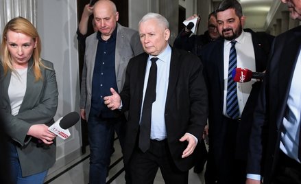 Wicepremier, prezes PiS Jarosław Kaczyński (C), europoseł PiS Joachim Brudziński (2L) oraz poseł PiS