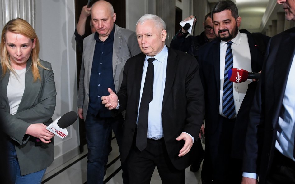 Wicepremier, prezes PiS Jarosław Kaczyński (C), europoseł PiS Joachim Brudziński (2L) oraz poseł PiS