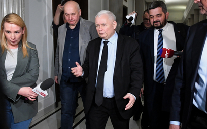 Wicepremier, prezes PiS Jarosław Kaczyński (C), europoseł PiS Joachim Brudziński (2L) oraz poseł PiS