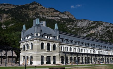 Dworzec Canfranc przestał być używany w latach 70. Od 2023 roku przyjmuje gości, bo stał się luksuso