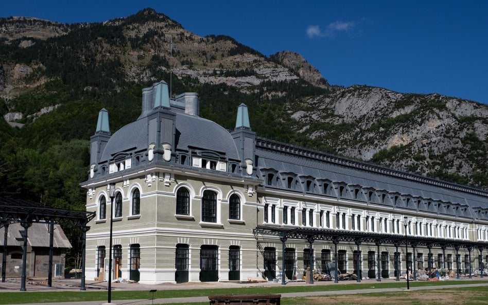 Dworzec Canfranc przestał być używany w latach 70. Od 2023 roku przyjmuje gości, bo stał się luksuso