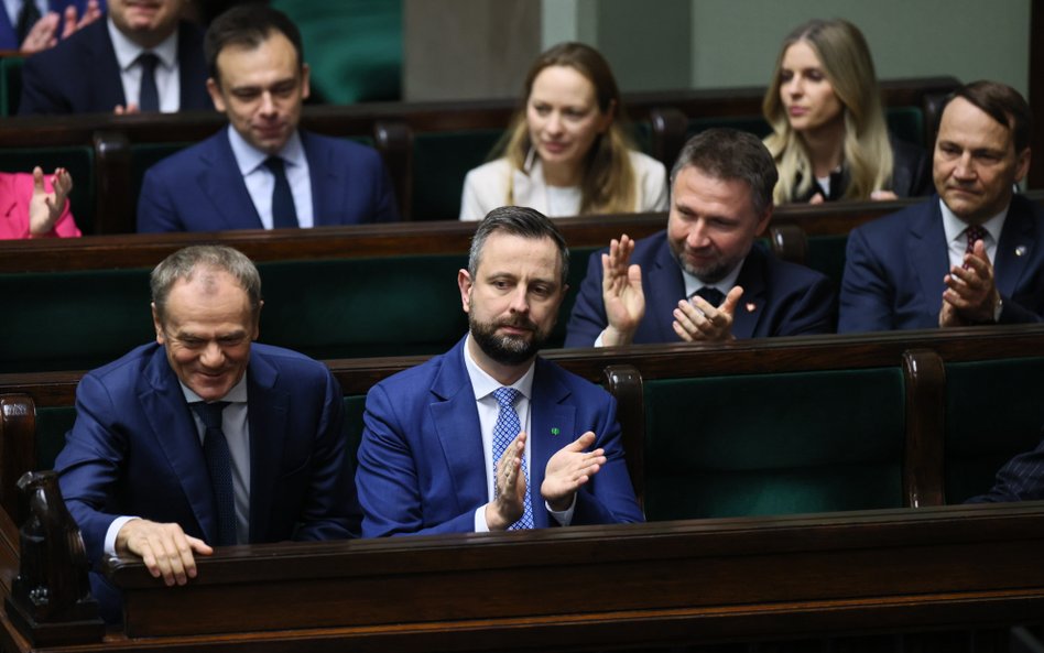 Premier Donald Tusk, minister obrony Władysław Kosiniak-Kamysz, minister spraw wewnętrznych i admini