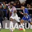Axel Disasi z Crystal Palace (w środku) and Luis Palma z Lecha Poznań (z prawej) podczas meczu w Lon
