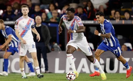 Axel Disasi z Crystal Palace (w środku) and Luis Palma z Lecha Poznań (z prawej) podczas meczu w Lon