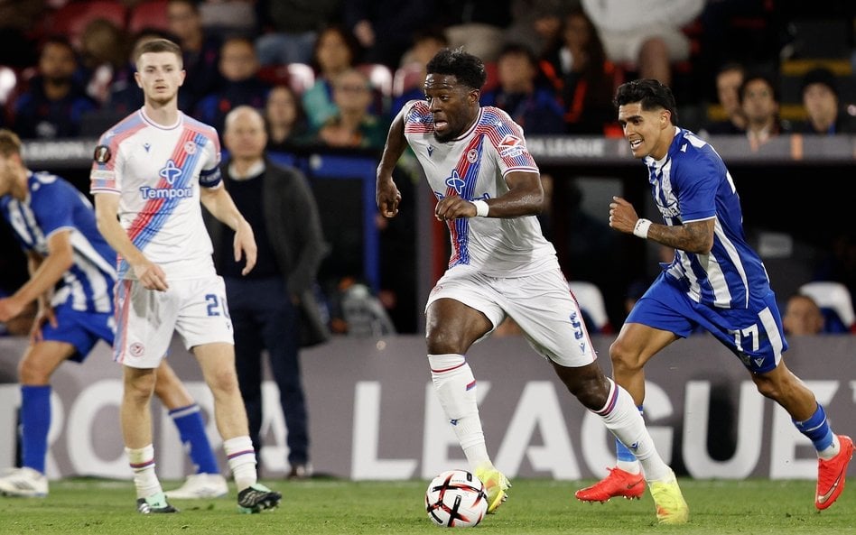 Axel Disasi z Crystal Palace (w środku) and Luis Palma z Lecha Poznań (z prawej) podczas meczu w Lon