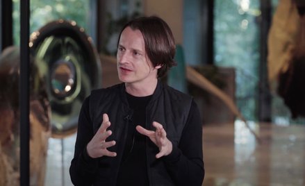 Oskar Zięta na wystawie „Przenikania_2” w warszawskiej siedzibie GPW.