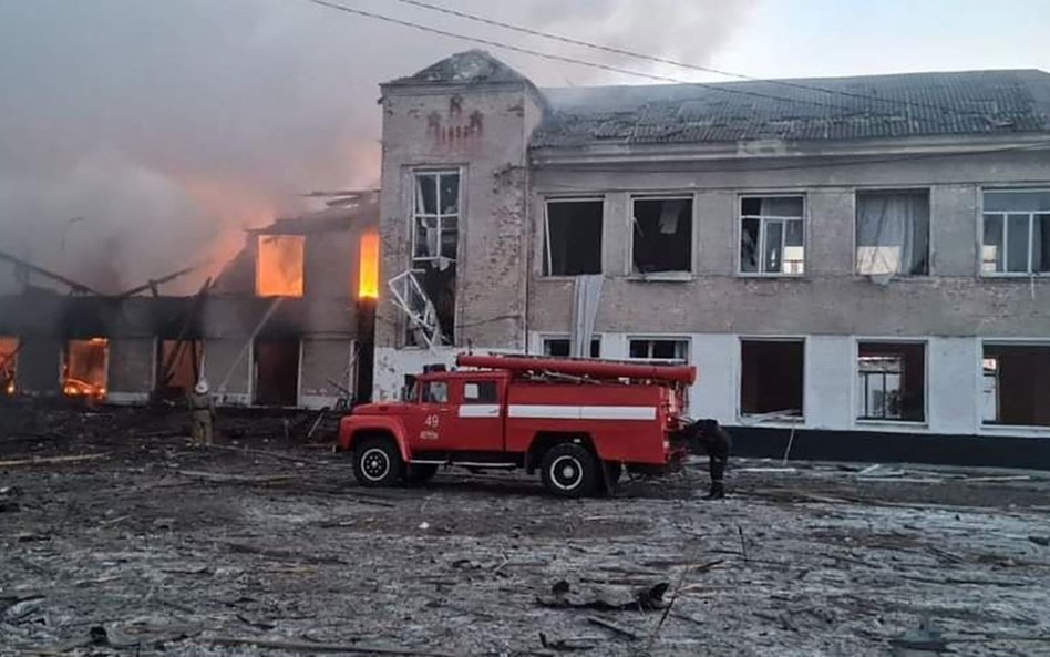 Szkoła płonąca po rosyjskim ataku w miejscowości Merefa w obwodzie charkowskim