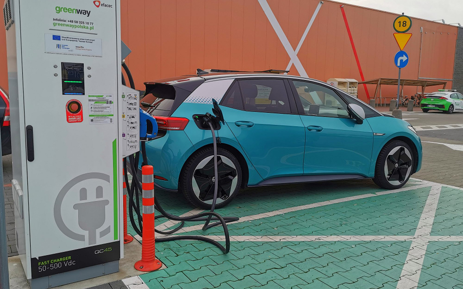 Elektromobilność pnie się w górę