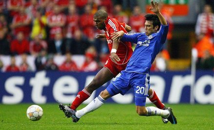 Ryan Babel (z lewej) z Liverpool i Paulo Ferreira z Chelsea