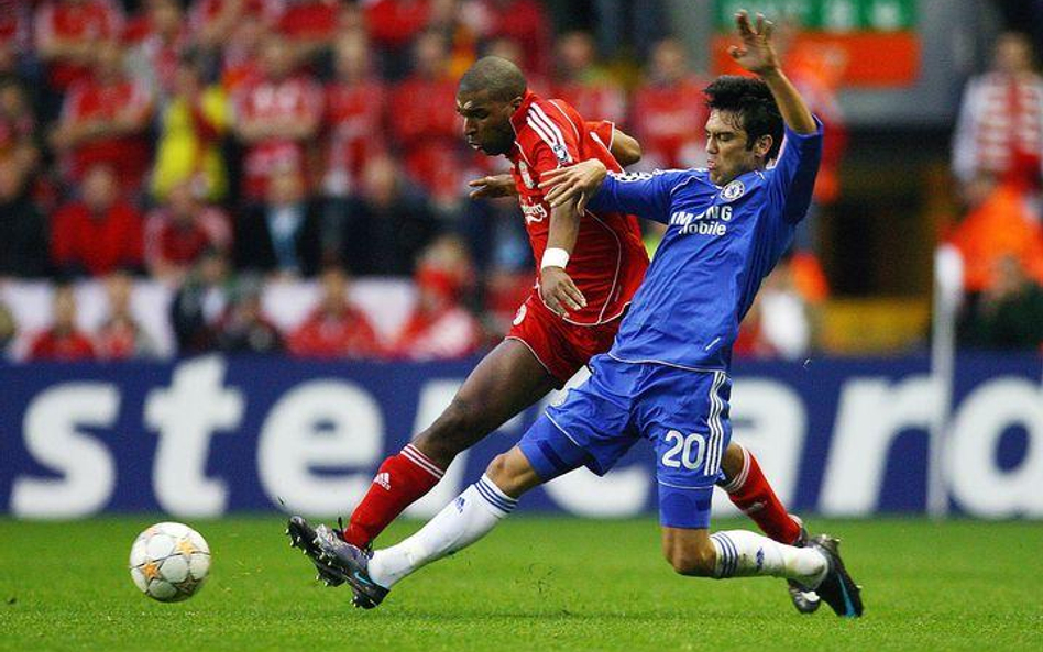 Ryan Babel (z lewej) z Liverpool i Paulo Ferreira z Chelsea