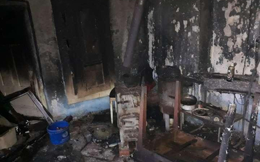 Z tego płonącego domu policjantka z Poddębic wyniosła sąsiada. Uratowała mu życie już po raz drugi.