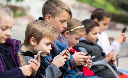 Dzieci spędzają z telefonem od 4,5 do 5 godzin dziennie.