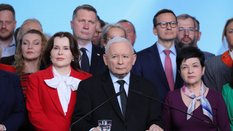 Prezes PiS Jarosław Kaczyński i politycy ugrupowania na konferencji prasowej w siedzibie partii w Wa