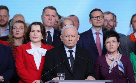 Prezes PiS Jarosław Kaczyński i politycy ugrupowania na konferencji prasowej w siedzibie partii w Wa