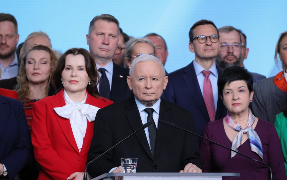 Prezes PiS Jarosław Kaczyński i politycy ugrupowania na konferencji prasowej w siedzibie partii w Wa