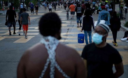 Dr Fauci: Maska pomaga, ale potrzeba fizycznej separacji