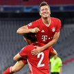 Robert Lewandowski na ramionach Adriano Odriozoli po zdobyciu czwartej bramki dla Bayernu w meczu z 