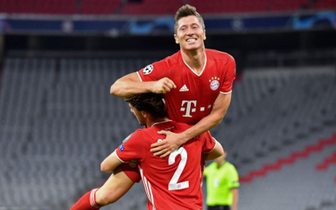 Robert Lewandowski na ramionach Adriano Odriozoli po zdobyciu czwartej bramki dla Bayernu w meczu z 
