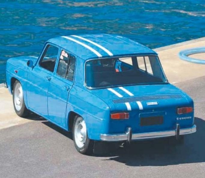 Kratki wlotów powietrza w klapie bagażnika nie pozostawiają wątpliwości, że tam właśnie znajduje się