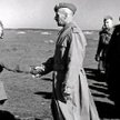 Generał Władysław Anders wymienia uścisk dłoni z jednym z polskich spadochroniarzy (żołnierze na gło