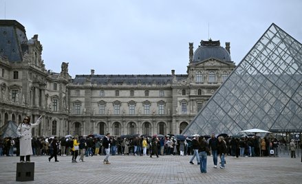 Rocznie Luwr odwiedza blisko 9 milionów osób.