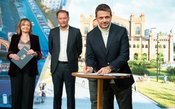 Umowę z inwestorem prywatnym podpisał z ramienia miasta prezydent Warszawy Rafał Trzaskowski