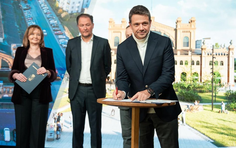 Umowę z inwestorem prywatnym podpisał z ramienia miasta prezydent Warszawy Rafał Trzaskowski