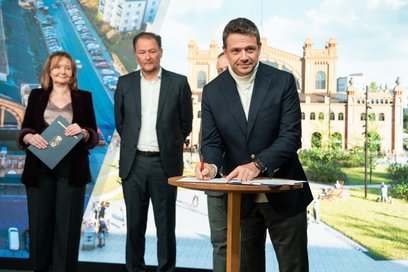 Umowę z inwestorem prywatnym podpisał z ramienia miasta prezydent Warszawy Rafał Trzaskowski