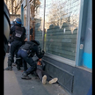 Francja: Policjant pobił demonstranta. Śledztwo prokuratury