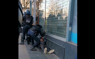 Francja: Policjant pobił demonstranta. Śledztwo prokuratury