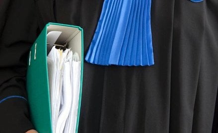Darmowy pełnomocnik procesowy także dla osoby z pokaźnym majątkiem, lecz bez oszczędności