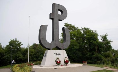 Symbol Polski Walczącej na szczycie Kopca Powstania Warszawskiego