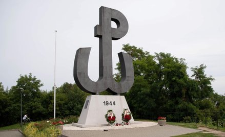 Symbol Polski Walczącej na szczycie Kopca Powstania Warszawskiego