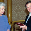 Profesor Roger Penrose otrzymuje z rąk królowej Elżbiety II insygnia brytyjskiego Orderu Zasługi, Pa