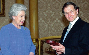 Profesor Roger Penrose otrzymuje z rąk królowej Elżbiety II insygnia brytyjskiego Orderu Zasługi, Pa