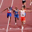 Kajetan Duszyński na mecie biegu finałowego 4x400 m sztafet mieszanych. Było to pierwsze złoto Polak