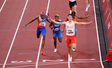 Kajetan Duszyński na mecie biegu finałowego 4x400 m sztafet mieszanych. Było to pierwsze złoto Polak