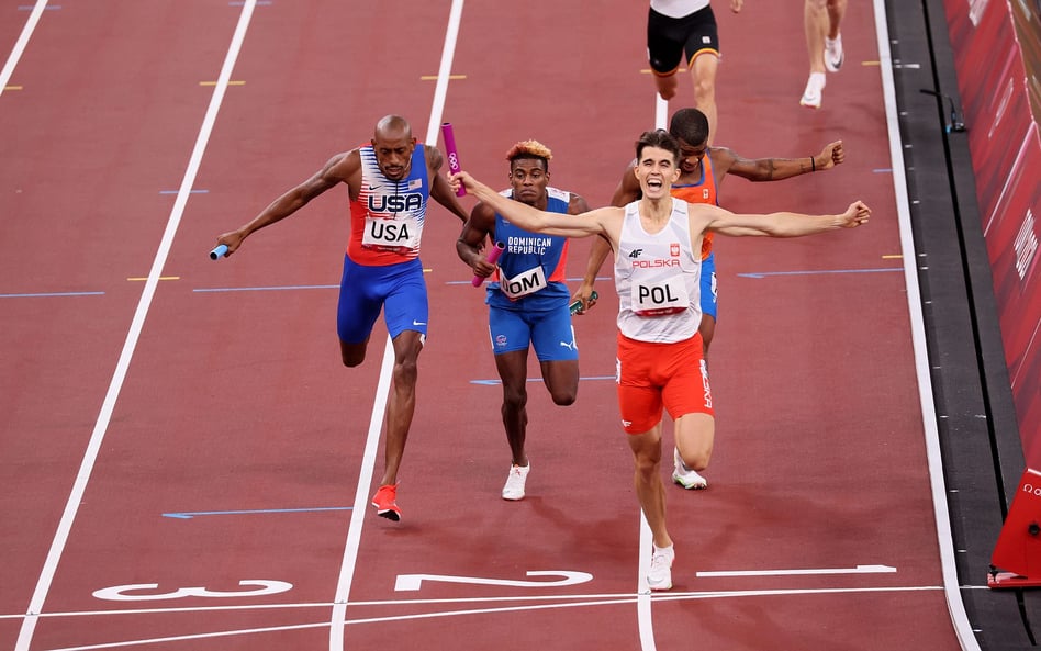 Kajetan Duszyński na mecie biegu finałowego 4x400 m sztafet mieszanych. Było to pierwsze złoto Polak