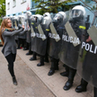 We Wrocławiu śmierć mężczyzny potraktowanego paralizatorem wywołała protesty przed komendą. Czy uda 