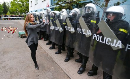 We Wrocławiu śmierć mężczyzny potraktowanego paralizatorem wywołała protesty przed komendą. Czy uda 