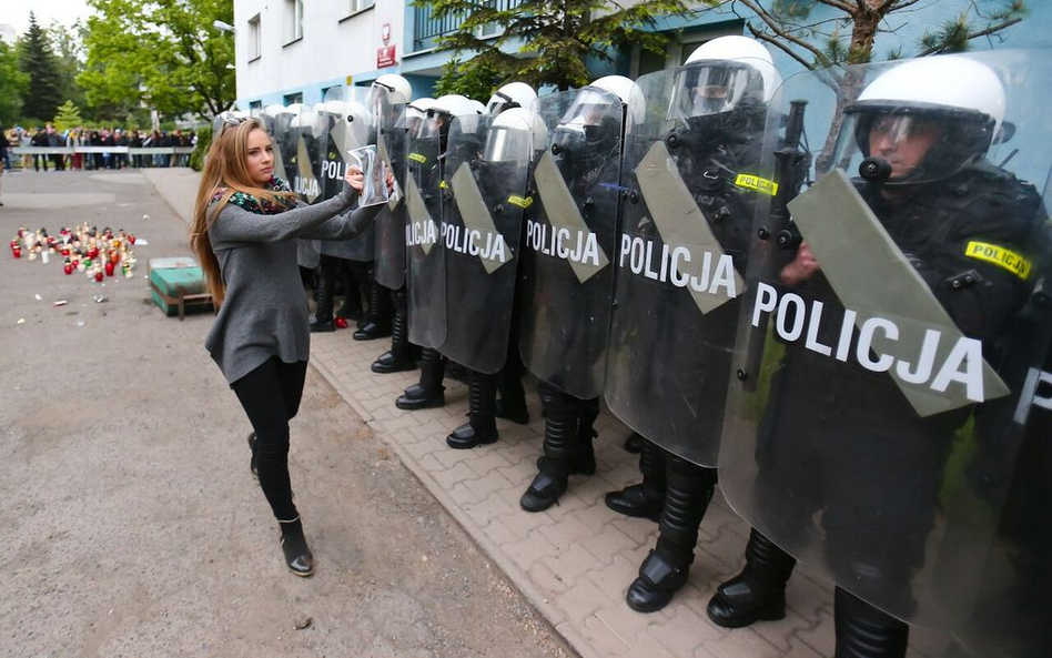 We Wrocławiu śmierć mężczyzny potraktowanego paralizatorem wywołała protesty przed komendą. Czy uda 