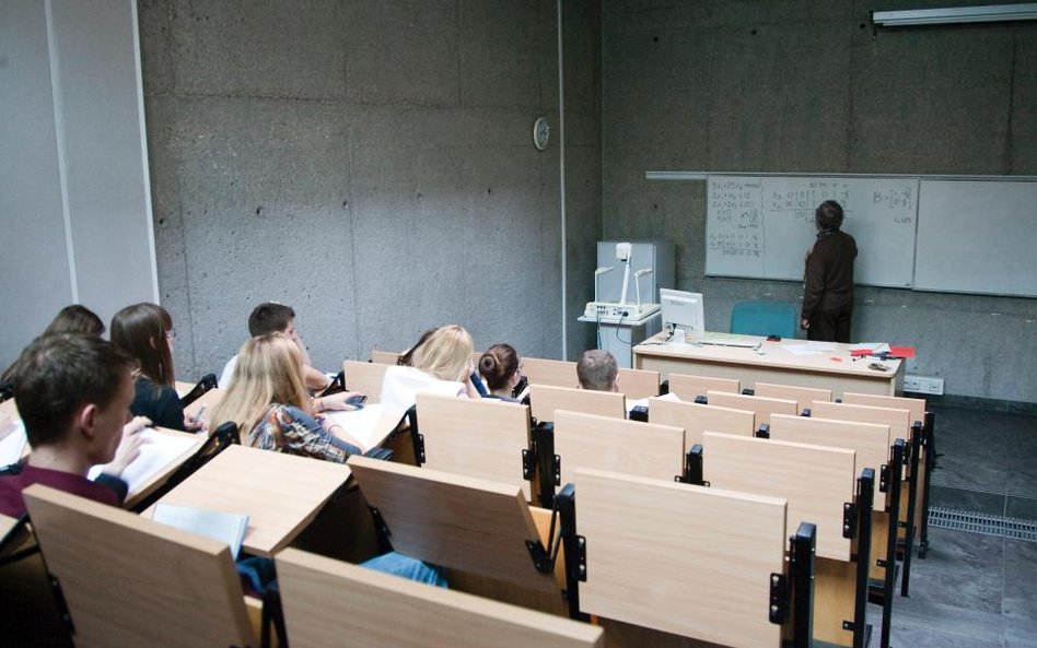 Reforma przyznawania stypendiów miała wspierać studentów biedniejszych kosztem tych, którzy się dobr