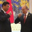 Władimir Putin wznosi toast wraz z przywódcą Chin Xi Jinpingiem z okazji podpisania umowy gazowej w 