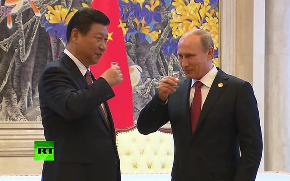Władimir Putin wznosi toast wraz z przywódcą Chin Xi Jinpingiem z okazji podpisania umowy gazowej w 