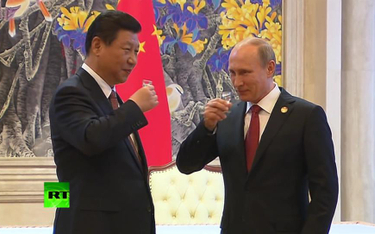 Władimir Putin wznosi toast wraz z przywódcą Chin Xi Jinpingiem z okazji podpisania umowy gazowej w 