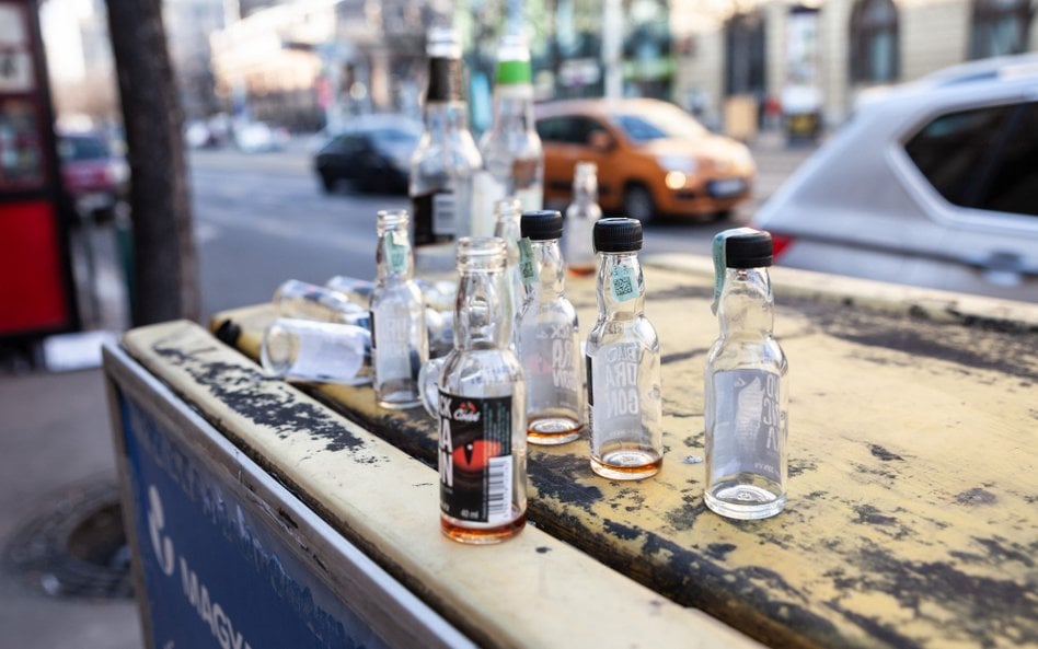 40 mln „małpek”: taki może być miesięczny bilans sprzedaży wysokoprocentowych alkoholi w niedużych s