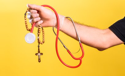 Zatrudnienie w organizacjach wyznaniowych – zakres swobody a obowiązki prawne