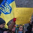 Ukraińscy aktywiści niosą transparent z napisem „Solidarność naszą siłą” podczas Marszu Antyfaszysto