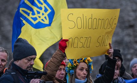 Ukraińscy aktywiści niosą transparent z napisem „Solidarność naszą siłą” podczas Marszu Antyfaszysto
