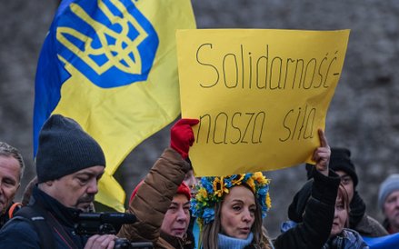 Ukraińscy aktywiści niosą transparent z napisem „Solidarność naszą siłą” podczas Marszu Antyfaszysto